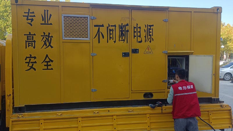 鹰手营子矿柴油发电机组和UPS电源配合使用时，如何避免切换过程中的电力中断？